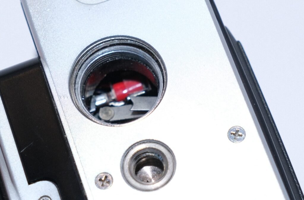 Nikon FG battery compartment