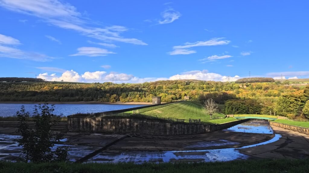 Reservoir and wall